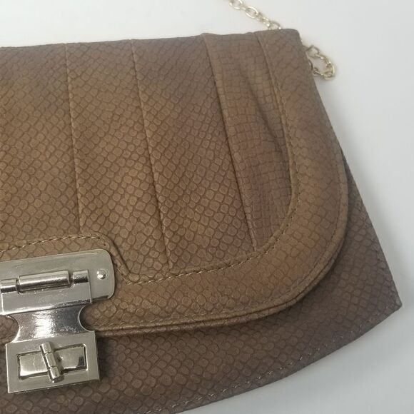 MIZTIGUE BROWN CROSSBODY BAG WITH GOLD CHAIN HANDLE. - Picture 4 of 13